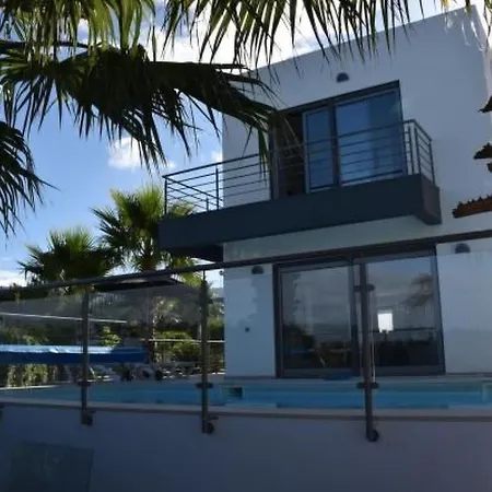 Moderne Mit Privatem Pool Und Meerblick By Interhome Dom wakacyjny *
