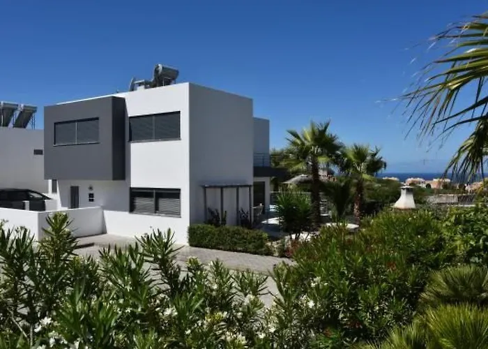 Moderne Mit Privatem Pool Und Meerblick By Interhome