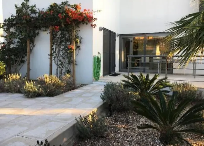 Moderne Mit Privatem Pool Und Meerblick By Interhome