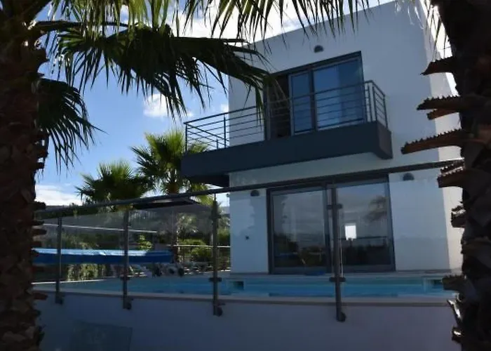 Moderne Mit Privatem Pool Und Meerblick By Interhome Dom wakacyjny *